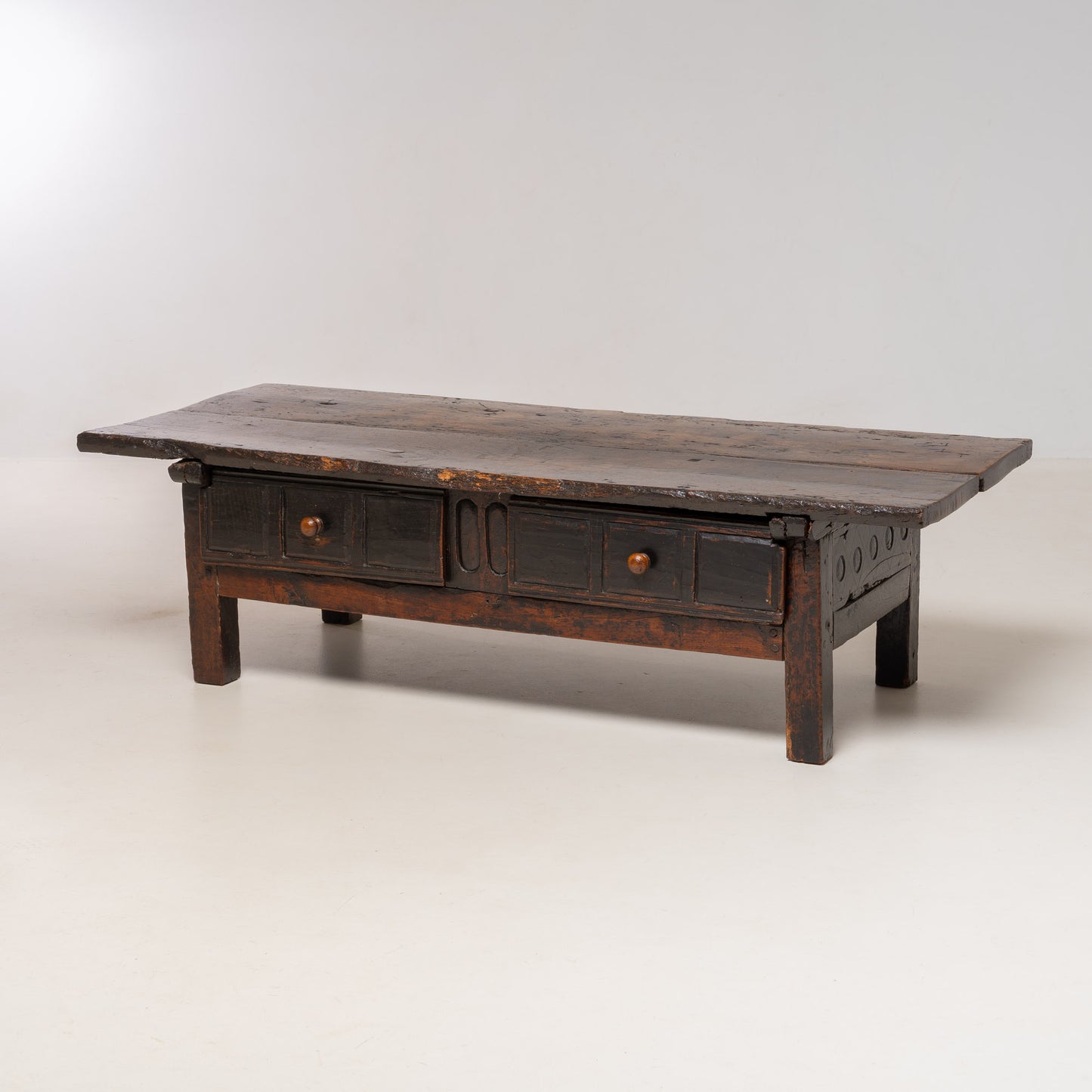 ANTIEKE 18DE EEUWS KASTANJE HOUTEN SALONTAFEL, SPANJE