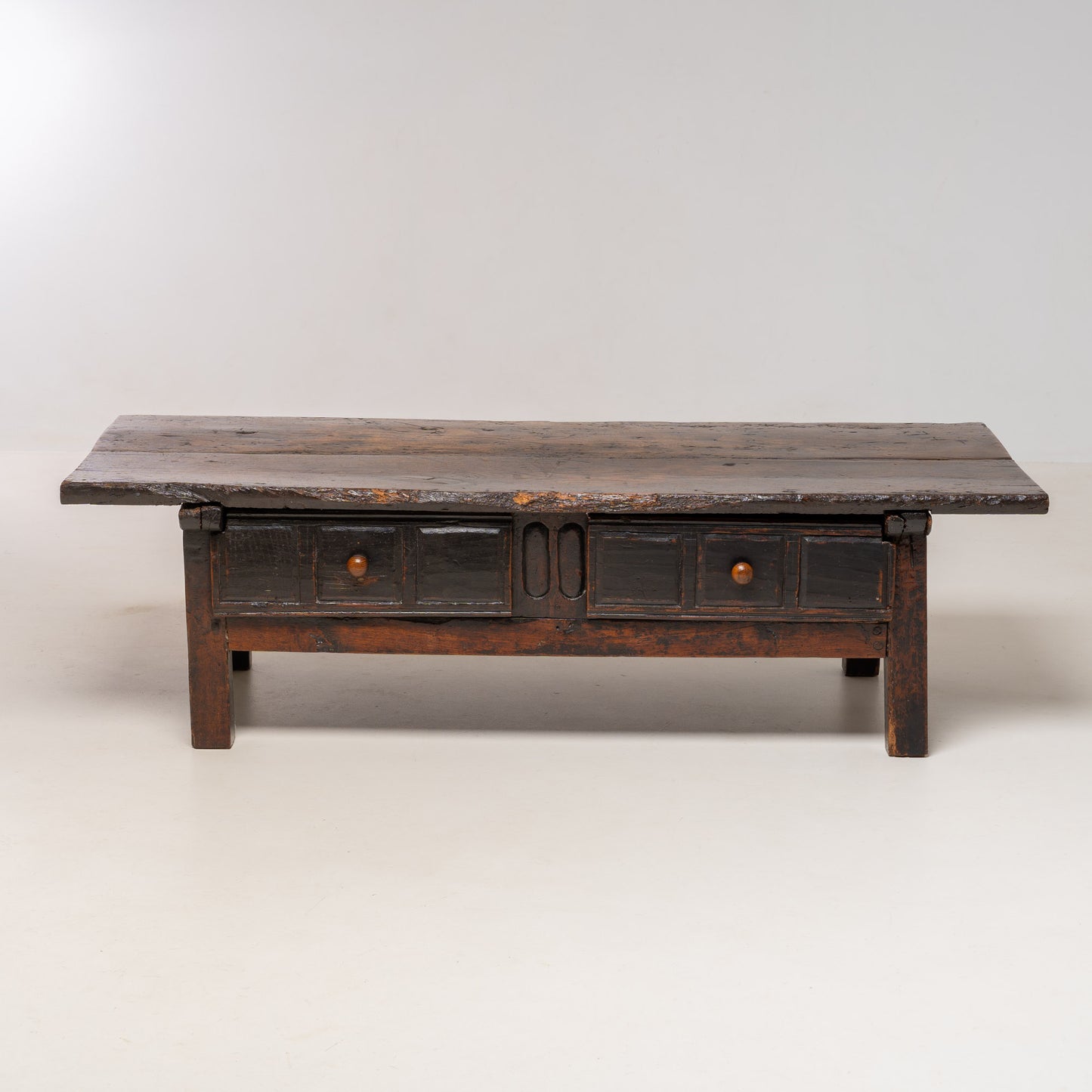 ANTIEKE 18DE EEUWS KASTANJE HOUTEN SALONTAFEL, SPANJE