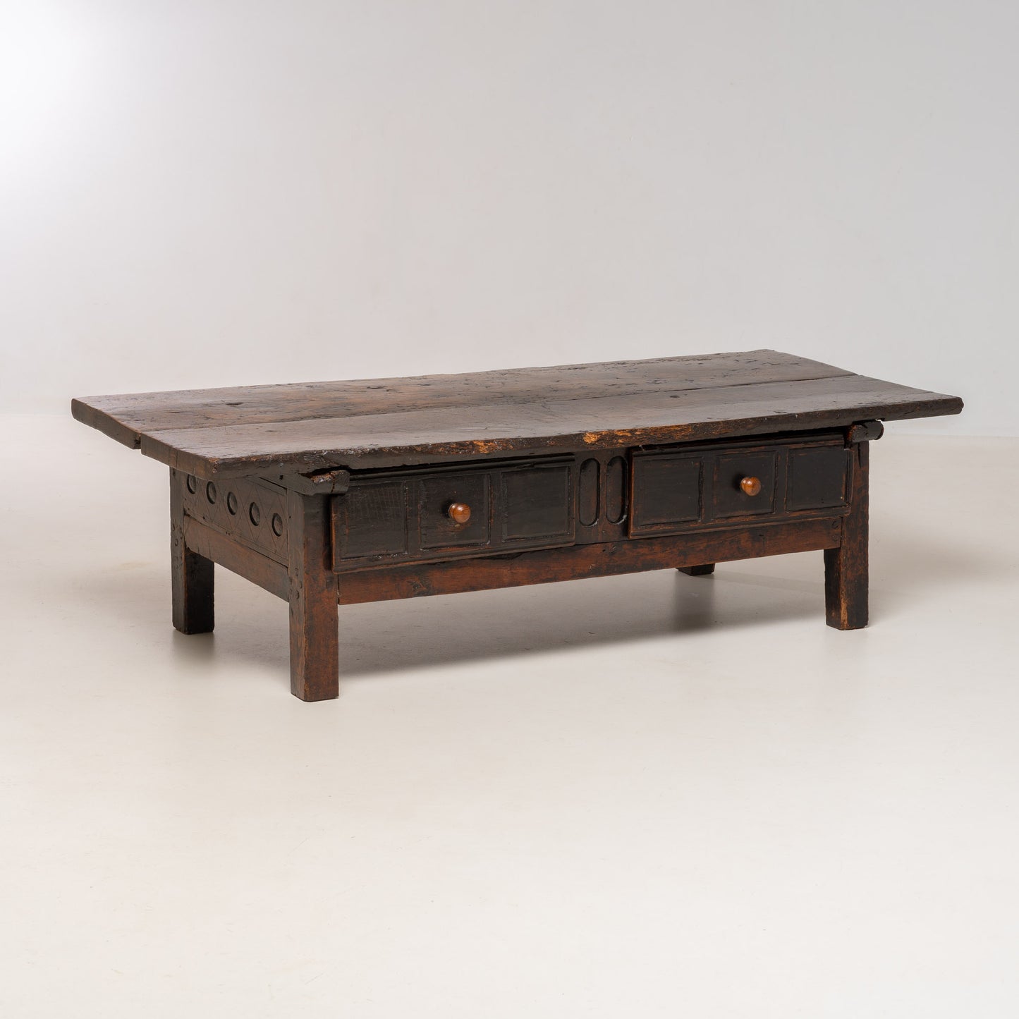 ANTIEKE 18DE EEUWS KASTANJE HOUTEN SALONTAFEL, SPANJE