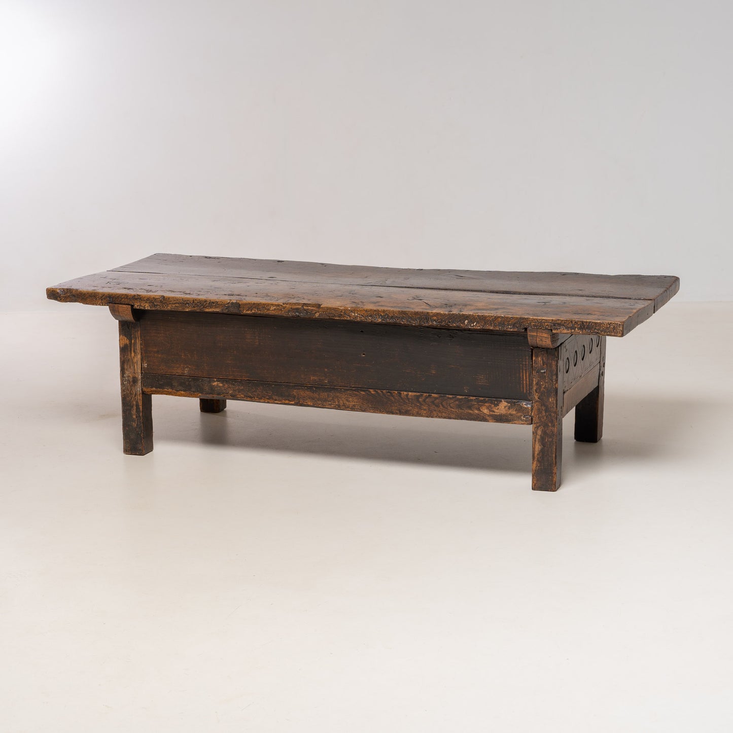 ANTIEKE 18DE EEUWS KASTANJE HOUTEN SALONTAFEL, SPANJE
