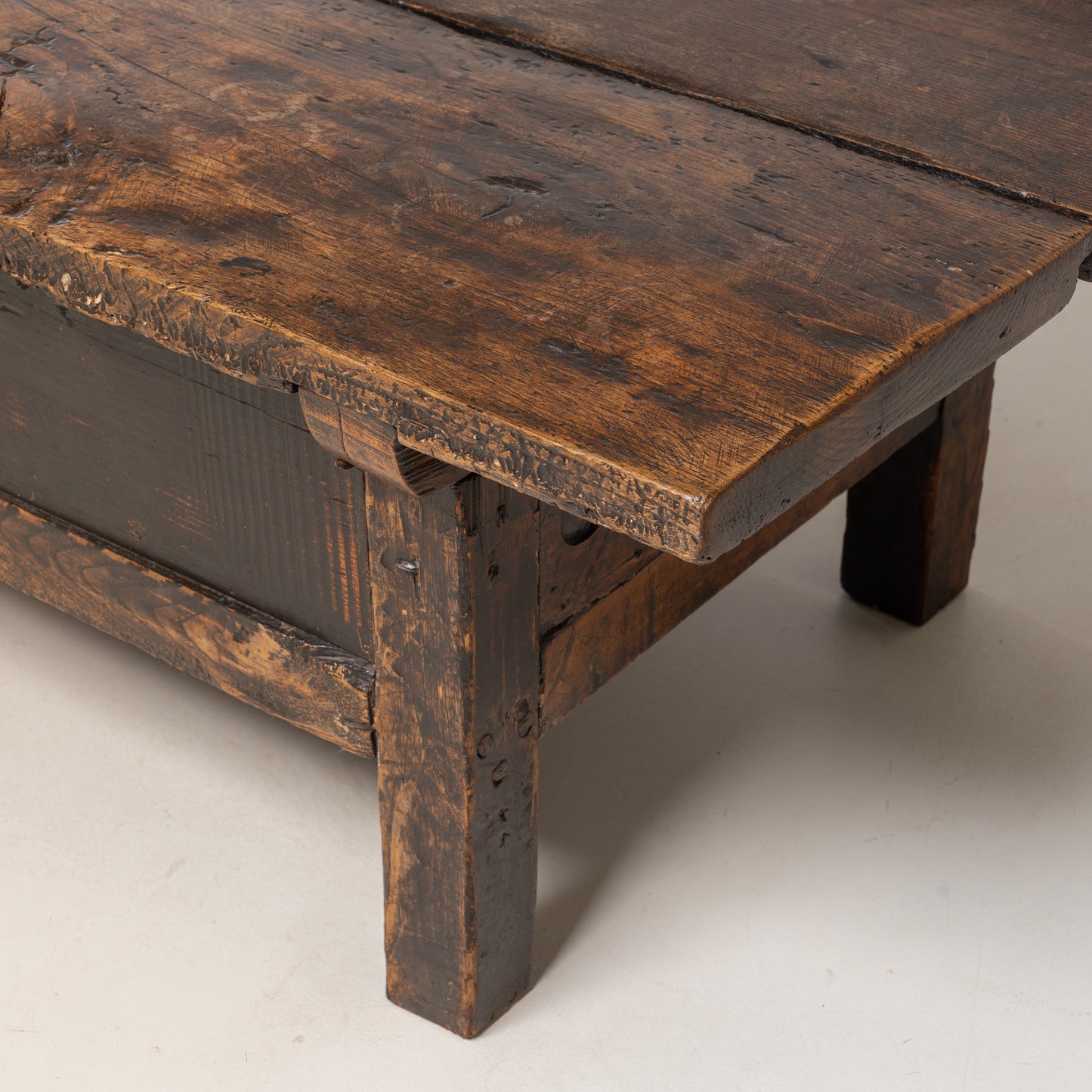 ANTIEKE 18DE EEUWS KASTANJE HOUTEN SALONTAFEL, SPANJE