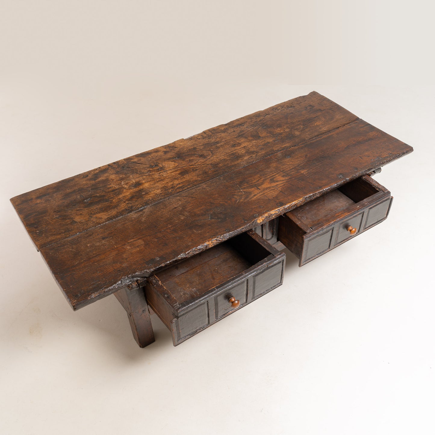 ANTIEKE 18DE EEUWS KASTANJE HOUTEN SALONTAFEL, SPANJE